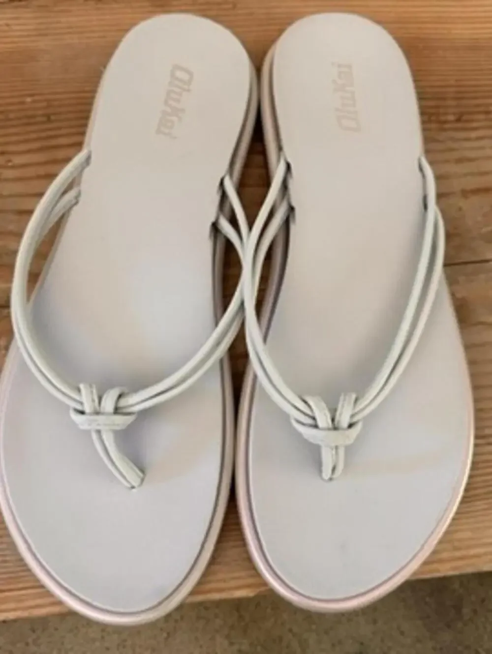OluKai Aka Women's Size 7 flip-flop Silver Sandals Knotted